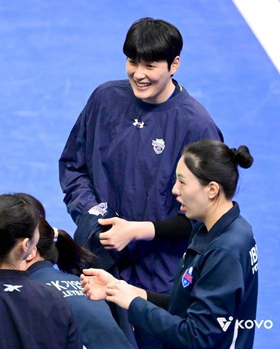 친정팀 IBK기업은행 선수들과 인사하는 현대건설 김희진(가운데) [한국배구연맹 제공. 재배포 및 DB 금지]