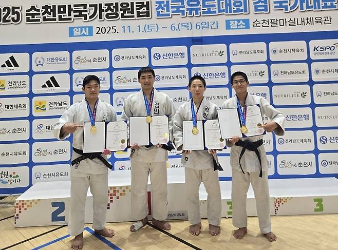 5일 전남 순천팔마체육관에서 열린 2025 순천만 국가정원컵 유도대회 남고부 개인전서 각각 우승한 의정부 경민고의 최성준(사진 왼쪽부터)·차동우·엄정현·조승우가 기념사진을 찍고 있다. 사진=경민고등학교
