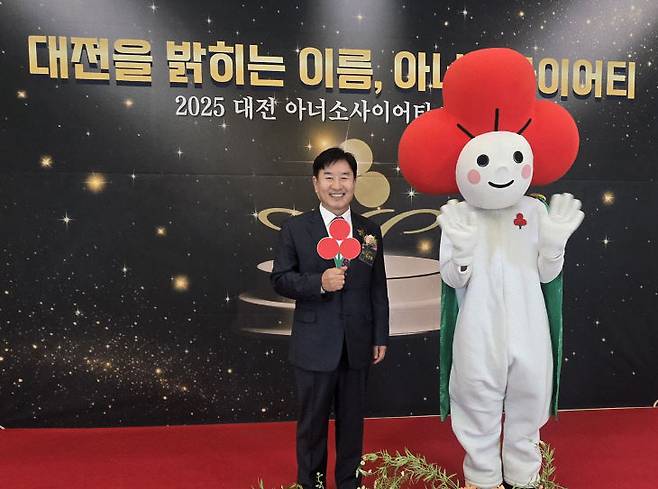 노선호 대전아너소사이어티클럽 회장이 10월30일 오후 6시30분 유성컨벤션웨딩홀 2층 팰리스홀에서 열린 2025 대전 아너소사이어티 회원의 날 행사에서 사랑의열매를 들고 포즈를 취하고 있다.                                                                                                                사진  한성일 기자