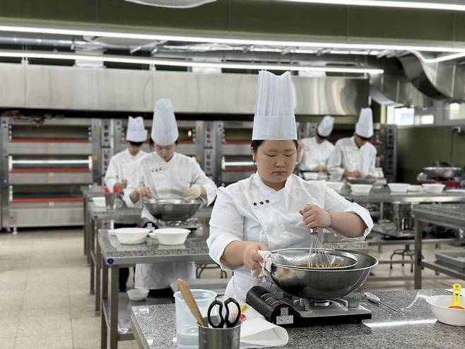 공주생명과학고 식품가공과 학생들이 실습하고 있다.