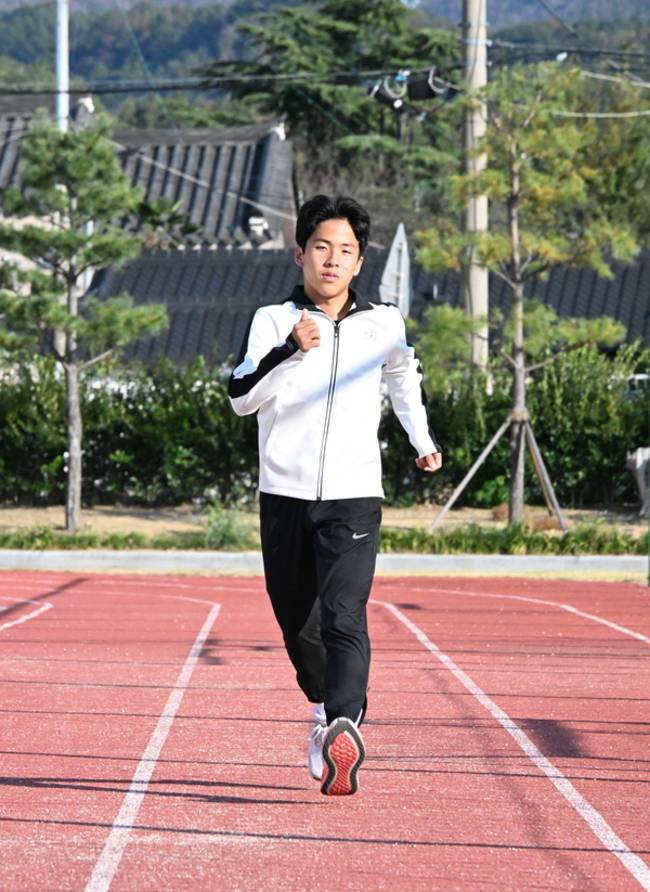 유영민 학생이 학교 운동장을 따라 경보 동작을 펼치고 있다. 빠른 속도와 정확한 자세가 동시에 요구되는 순간이다. /김구연기자