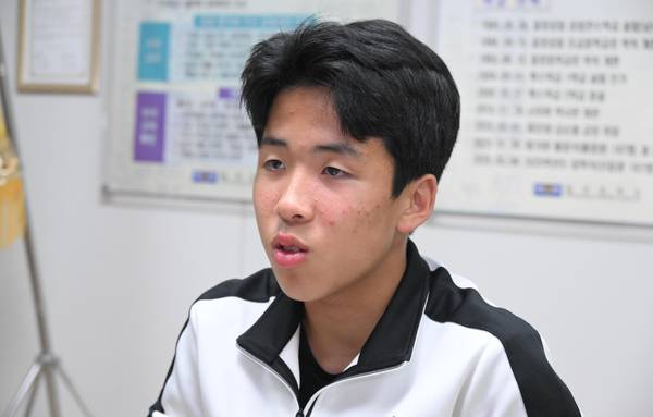 경남도민일보와 인터뷰에 응하고 있는 유영민 학생. /김구연 기자