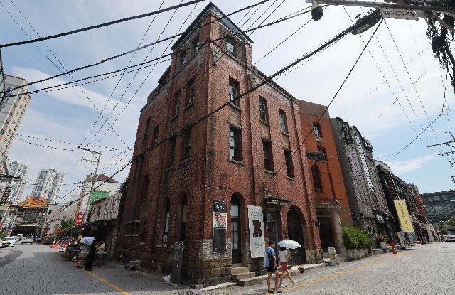 부산역 맞은 편에 자리잡아 전국구 핫플레이스로 사랑받던 창비 부산이 20일 문 닫는다. 부산일보DB