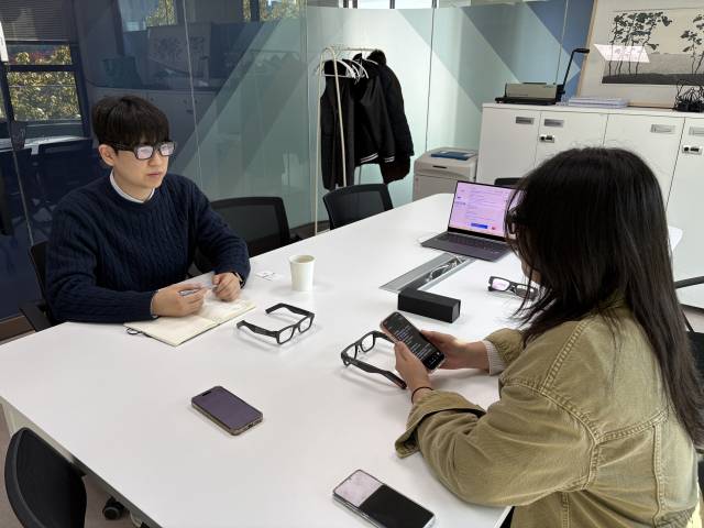 지난달 27일 부산대학교 본관 2층 미래정책실에서 <부산일보> 취재진(왼쪽)이 ‘AI 통번역 안경’을 쓴 채 한혜진(오른쪽) 전임연구원의 중국어 인사말을 듣고 있다. 이상배 기자 sangbae@