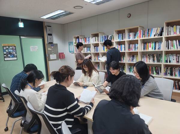 제주국제자유도시개발센터가 문화체육관광부가 주최한 '제12회 독서경영 우수직장' 인증을 4년 연속 획득했다.(사진=JDC)