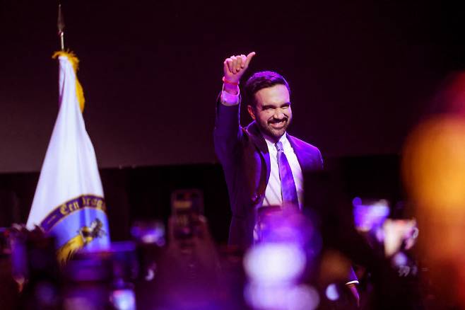 조란 맘다니 뉴욕시장 당선자가 4일(현지시간) 선거 승리 소식에 기뻐하고 있다. (사진=AFP)