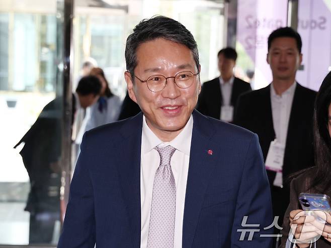 조주완 LG전자 대표가 21일 오전 서울 강남구 코엑스에서 열린 '2025 한국전자전' 개막식에 참석하며 취재진의 질문에 답하고 있다. 2025.10.21/뉴스1 ⓒ News1 구윤성 기자