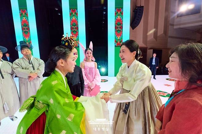 '단심' 예술단원들을 격려하는 김혜경 여사(국립정동극장 제공)