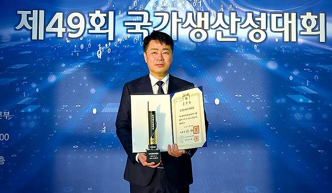 4일 경기 고양시 킨텍스에서 열린 ‘제49회 국가생산성대회’시상식에서 김남중 코스맥스엔비티 대표가 대통령표창 수상 기념사진을 찍고 있다.(코스맥스엔비티제공)