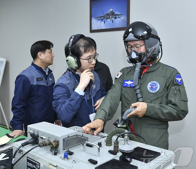 손석락 공군참모총장이 5일 사천기지에서 취임 후 첫 지휘비행으로 KF-21 전투기 시험비행에 앞서 산소마스크 기능 점검을 하고 있다. (공군 제공. 재판매 및 DB금지) 2025.11.5/뉴스1