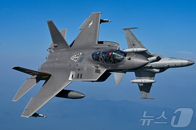 손석락 공군참모총장이 5일 사천기지에서 취임 후 첫 지휘비행으로 KF-21 전투기에 탑승해 시험비행을 하고 있다. (공군 제공. 재판매 및 DB금지) 2025.11.5/뉴스1