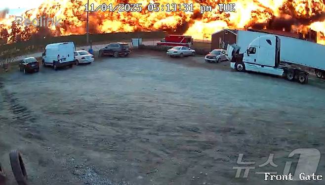 (서울=뉴스1) 김지완 강민경 기자 = 4일(현지시간) 미국 켄터키주 동부 루이빌 국제공항에서 이륙한 UPS 소속 화물기가 이륙 직후 추락해 거대한 폭발이 일어나는 모습. 사진은 소셜미디어 영상 갈무리. 2025.11.04 ⓒ 로이터=뉴스1 ⓒ News1 김지완 기자