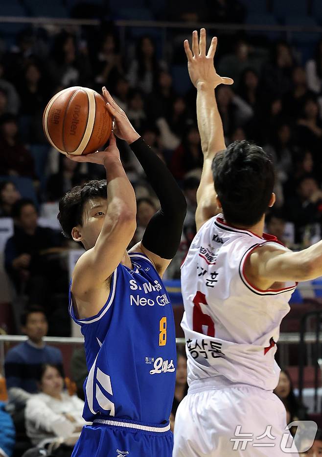 5일 오후 서울 송파구 잠실 잠실실내체육관에서 열린 2025-2026 LG전자 프로농구 정규리그 서울 삼성 썬더스와 안양 정관장 레드부스터스의 3쿼터 경기에서 서울 삼성 최현민이 3점슛을 쏘고 있다. 2025.11.5/뉴스1 ⓒ News1 이호윤 기자