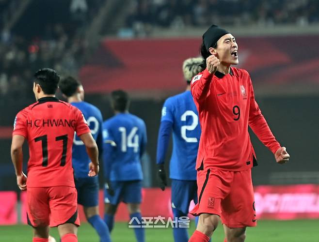 조규성이 서울월드컵경기장에서 열린 2026북중미월드컵 아시아지역 2차예선 대한민국과 싱가포르의 경기 전밤 막판 선제골을 성공시킨후 환호하고 있다.  2023.11.16. 스포스서울 DB