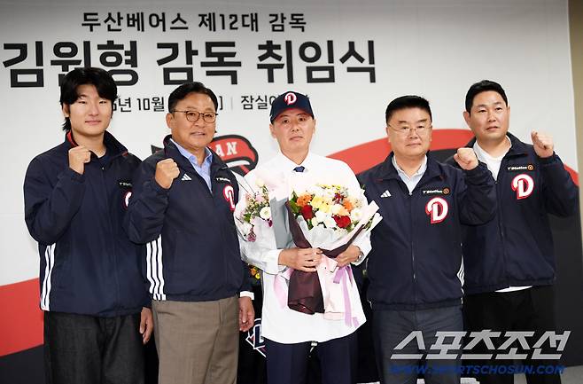두산 베어스 김원형 감독 취임식이 23일 잠실구에서 열렸다. 곽빈, 고영섭 대표이사, 김원형 감독, 김태룡 단장, 양의지가 기념촬영을 하고 있다. 잠실=박재만 기자 pjm@sportschosun.com/2025.10.23/
