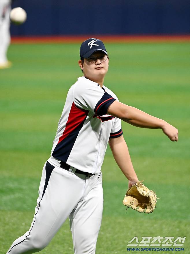 대한민국 야구대표팀이 4일 고척스카이돔에서 훈련을 가졌다. 김서현이 캐치볼을 하고 있다. 고척=허상욱 기자wook@sportschosun.com/2025.11.04/