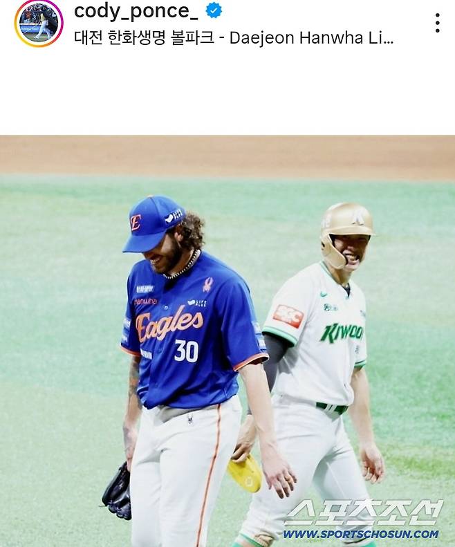 한화 이글스 코디 폰세가 자신의 SNS에 올린 여러장의 사진 중 유일하게 타구단 선수의 사진을 올린게 키움 히어로즈의 송성문과 경기 중 웃는 사진이었다. 코디 폰세 SNS 캡쳐