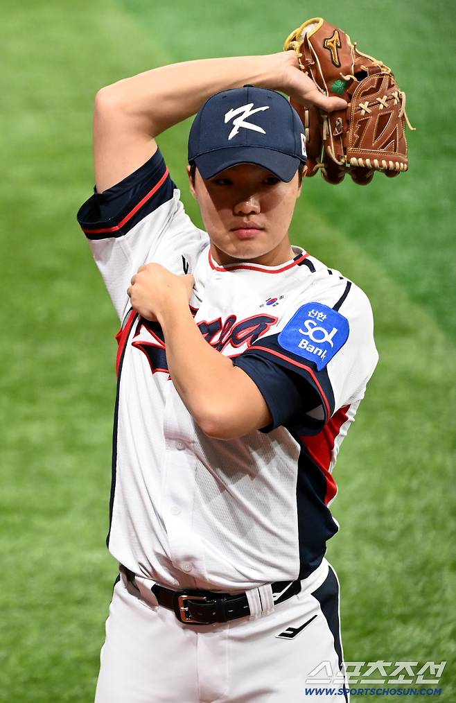 대한민국 야구대표팀이 4일 고척스카이돔에서 훈련을 가졌다. 정우주가 캐치볼을 하고 있다. 고척=허상욱 기자wook@sportschosun.com/2025.11.04/