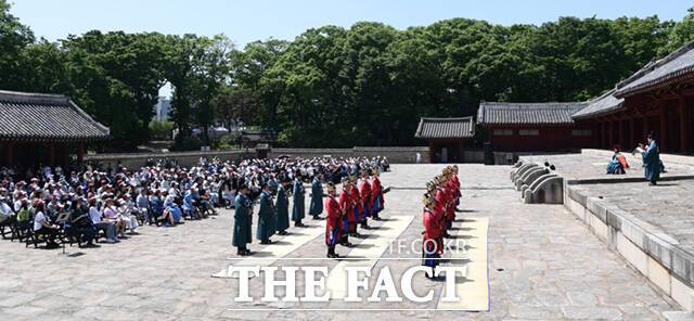 국가유산청은 3일 서울특별시가 종묘 인근 세운 4구역 재정비촉진계획을 유네스코 권고 절차를 이행하지 않고 변경 고시한 데 깊은 유감의 뜻을 밝혔다. 지난해 서울 종묘 영녕전에서 문화재청 궁능유적본부가 주관한 '2024 종묘 묘현례-묘현, 왕후의 기록'. /이새롬 기자