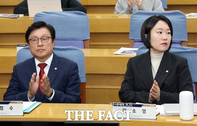 이소영(오른쪽) 국회 예산결산특별위원회 더불어민주당 간사와 박형수 국민의힘 간사가 3일 오후 서울 여의도 국회 의원회관에서 열린 2026년도 예산안 토론회에서 박수치고 있다. /뉴시스