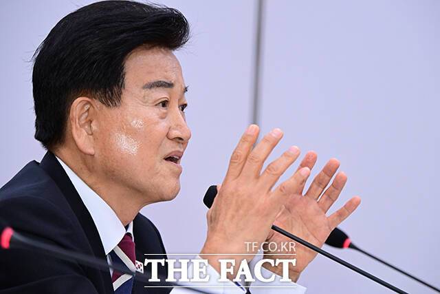 정동영 통일부 장관(사진)이 4일 김영남 전 북한 최고인민회의 상임위원장의 사망 소식에 애도의 뜻을 밝히면서 이를 계기로 남북 접촉 여부가 주목된다. /남윤호 기자