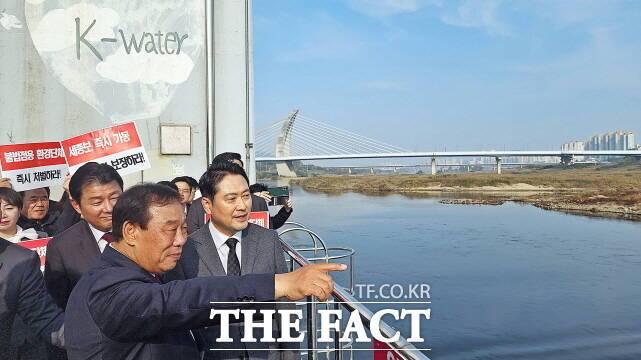 장동혁 국민의힘 대표(오른쪽)가 5일 세종보사업소를 방문한 현장에서 최민호 시장(가운데)이 세종보를 가리키며 설명하고 있다. /김형중 기자