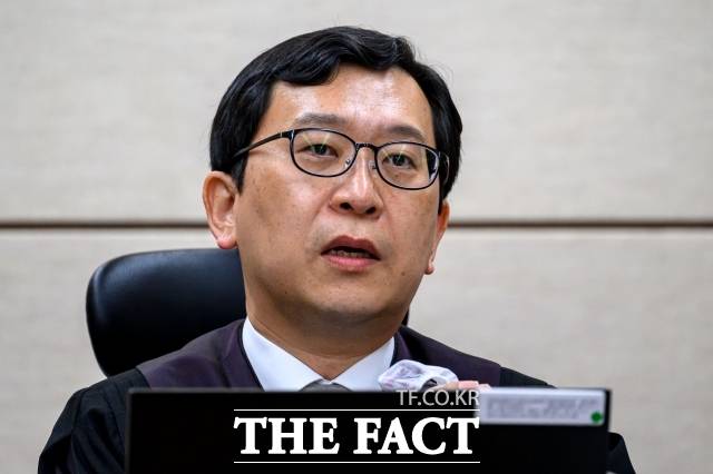 한덕수 전 국무총리 내란 우두머리 방조 및 위증 등 혐의 사건 재판을 이끌고 있는 이진관 부장판사./사진공동취재단