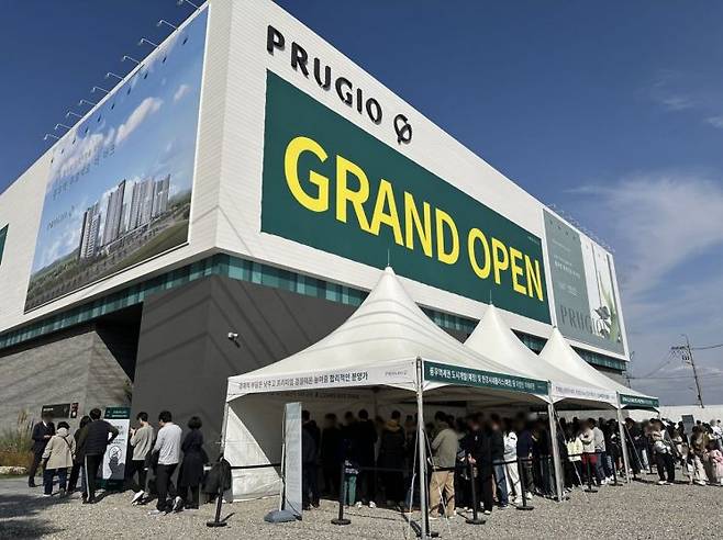 지난달 24일 개관한 '풍무역 푸르지오 더 마크’ 견본주택에 입장하기 위해 방문객들이 줄을 서 있다. 대우건설 제공