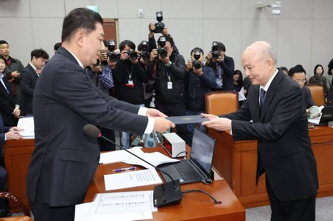 안창호 국가인권위원장이 5일 서울 여의도 국회에서 열린 운영위원회의 국가인권위원회에 대한 국정감사에서 김병기 위원장에게 증인선서문을 제출하고 있다. 연합뉴스