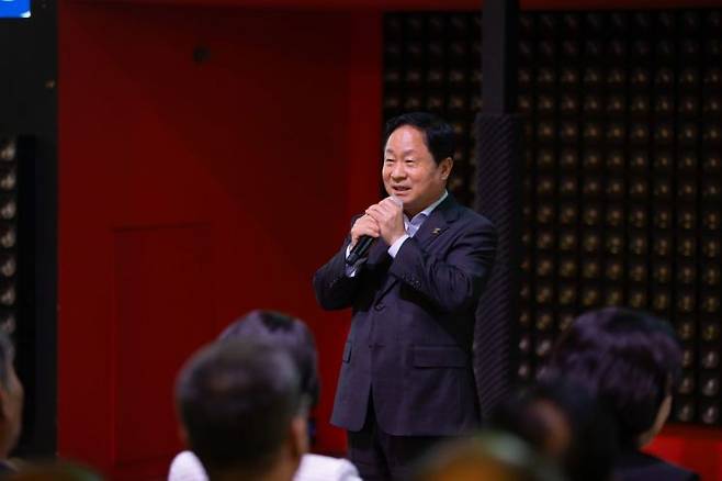 주광덕 남양주시이 지난 10월 31일부터 11월 2일까지 3일간 화도읍·조안면 북한강 일원에서 개최된 '제19회 남양주시장기 수상레저 스포츠 대회'에서 인사말을 하고 있다. 남양주시 제공