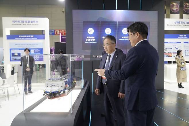 송종민 대한전선 대표이사 부회장이 5일 전시장을 둘러보고 있다. 대한전선.