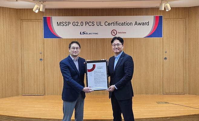 서장철(오른쪽) LS일렉트릭 전력연구개발본부장 겸 최고기술책임자, 웨슬리 궉(Wesley Kwok·왼쪽) UL 솔루션즈(UL Solutions) 신재생에너지 및 산업 자동화 총괄 부사장이 'UL 1741' 인증서 수여식에서 기념 촬영을 하고 있다. /LS일렉트릭 제공