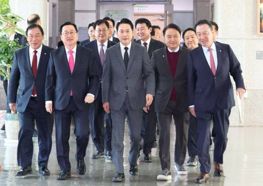 (왼쪽부터)최민호 세종시장, 이장우 대전시장, 장동혁 국민의힘 대표, 김영환 충북도지사, 엄태영 국민의힘 충북도당위원장이 5일 대전시청에서 열린 국민의힘 충청권 지역민생 예산정책협의회 참석을 위해 이동하고 있다. 대전시 제공