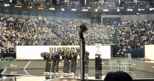 T1이 지난 2일 리그 오브 레전드 월드 챔피언십(롤드컵) 4강에서 LPL TES를 꺾고 관객들에게 인사하고 있다. ⓒ데일리안 황지현 기자