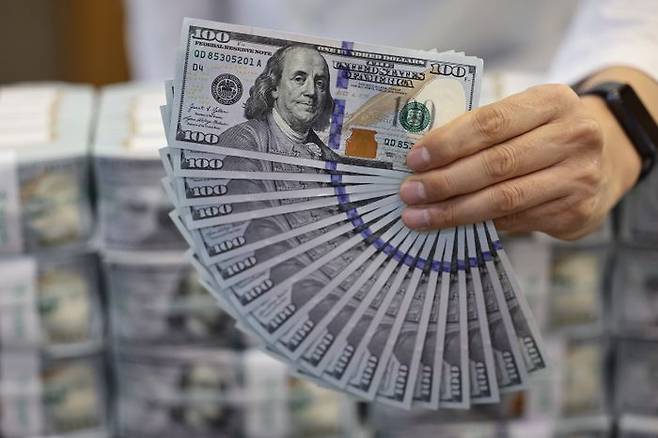 서울 하나은행 위변조대응센터에서 달러를 취급하고 있다. ⓒ연합뉴스