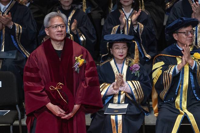 젠슨 황 엔비디아 CEO가 홍콩과학기술대학교에서 명예 박사 학위를 받고 있다. 홍콩과학기술대학은 올해 QS 아시아대학평가에서 6위를 차지했다. (출처=AP/뉴시스)