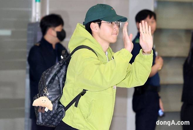 지난해 3월 이강인 공항 입국 당시 모습. 젤리캣 크루아상 백참 키링이 주목받았다. 뉴스1