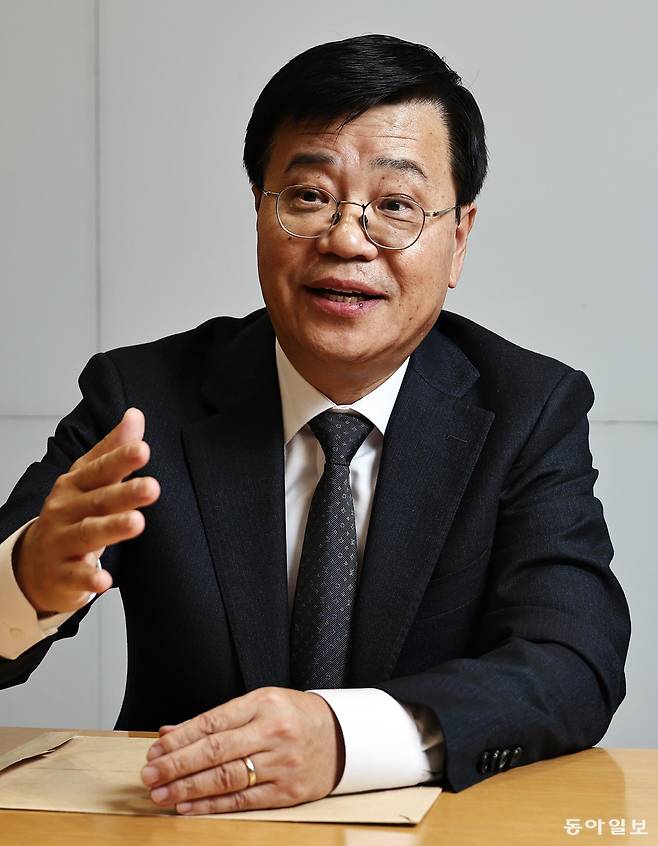 지난달 30일 서울 종로구 동아미디어센터에서 만난 이주열 대학혁신지원사업 총괄협의회장(남서울대 보건행정학과 교수)은 “융합형 인재 양성에 기존 학과중심 구조로는 한계가 있다”며 “유연한 학사제도로 융합형 인재를 기르는 등 대학의 자율 혁신 노력이 중요하다”고 강조했다. 양회성 기자 yohan@donga.com