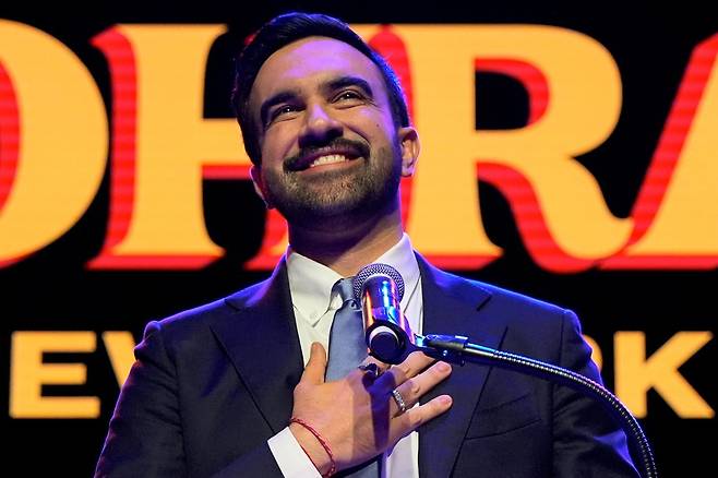 4일(현지 시간) 실시된 뉴욕시장 선거에 승리한 민주당 조란  맘다니 후보가 지지자들의 환호에 답례하고 있다. 맘다니 후보는 무소속 앤드루 쿠오모 후보를 제치고 차기 뉴욕시장에 당선됐다. 2025.11.05.&nbsp; 뉴욕=AP/뉴시스