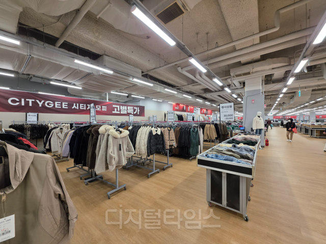 서울 강서구 홈플러스 가양점에서 패션몰 고별전이 진행되고 있다. [사진= 김수연기자]
