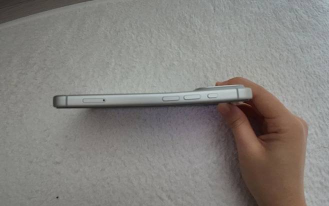 아이폰 17 프로 케이스를 빼다가 본체가 휘어졌다며 B씨가 아사모에 올린 사진 캡처