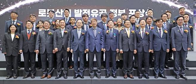 5일 경기 고양시 킨텍스 제1전시장에서 열린 '2025 로보월드 개막식 및 기계·로봇산업 발전 유공자 포상식'에서 주요 참석자와 수상자들이 기념촬영하고 있다. 앞줄 왼쪽부터 강선정 한국로봇산업협회 팀장, 주충호 한국로봇산업진흥원 수석연구원, 이정호 에스비비테크 이사, 김진효 도구공간 대표, 송의달 파이낸셜뉴스 사장, 김진오 한국 AI·로봇협회 회장, 정흥상 푸른기술 부사장, 손웅희 한국생산기술연구원 수석고문, 김종형 서울과학기술대 교수, 조영훈 뉴로메카 디렉터, 김영욱 한국전자기술연구원 수석연구원 사진=박범준 기자