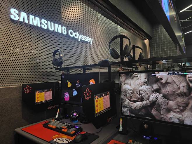 넥슨 메이플 아지트에서는 안경 없이 3D 화면을 보여주는 ‘오디세이 3D’를 만날 수 있다.