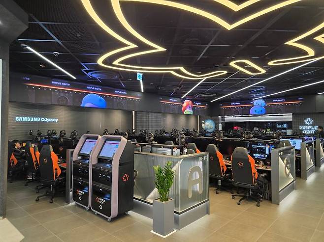 모든 좌석에 삼성의 삼성 '오디세이(ODYSSEY)' 게이밍 모니터가 자리하고 있다.