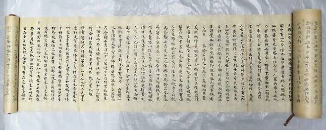 지난 7월1일 쇼렌인 쪽이 공개한 ‘관세음응험기’의 중간 부분을 펼친 모습. 학계 관계자 제공