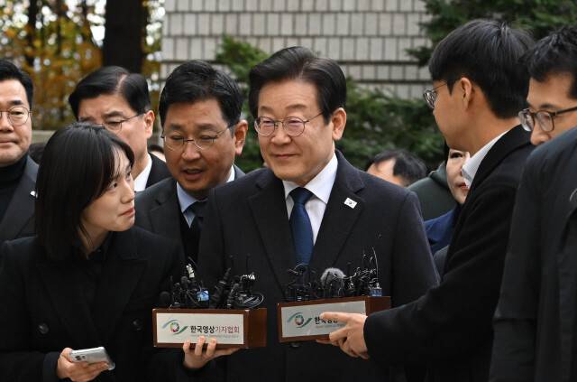 지난해 11월 서울중앙지법 재에 출석하고 있는 이재명 대통령. 사진공동취재단