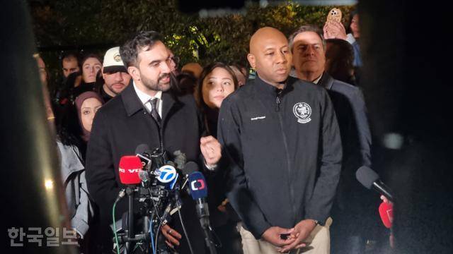 조란 맘다니(앞줄 왼쪽) 미국 민주당 뉴욕시장 후보가 3일 뉴욕 퀸스 롱아일랜드시티의 한 놀이터에서 지지자들에게 둘러싸여 연설하고 있다. 뉴욕=권경성 특파원