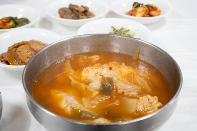 묵은지와 곰치를 넣고 푹 끓인 곰치국. 울진=이한호 기자