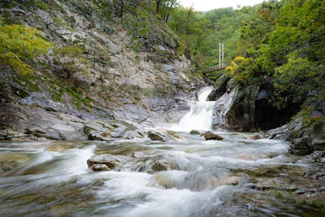 덕구계곡 용소폭포가 힘차게 흐르고 있다.