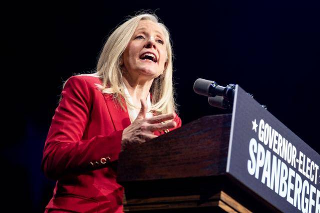 미국 민주당 버지니아주 주지사 후보인 애비게일 스팬버거가 4일 선거에서 이긴 뒤 미 버지니아주 리치먼드에서 지지자들에게 연설하고 있다. 리치먼드=UPI 연합뉴스